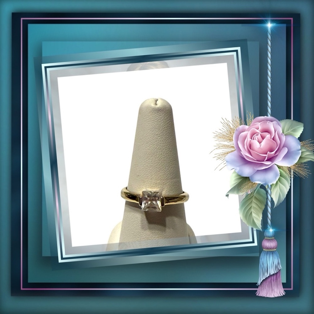 Elegant Gold Ring with Clear Stone